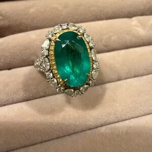 Elegant Green and Gold Oval Ring